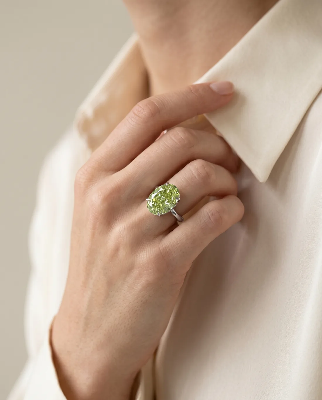 ORTIGAS Green Oval ring, worn on the hand