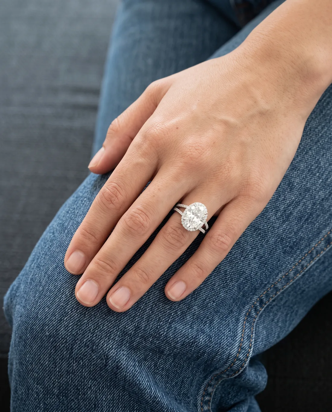 ORTIGAS Oval halo ring worn on the hand