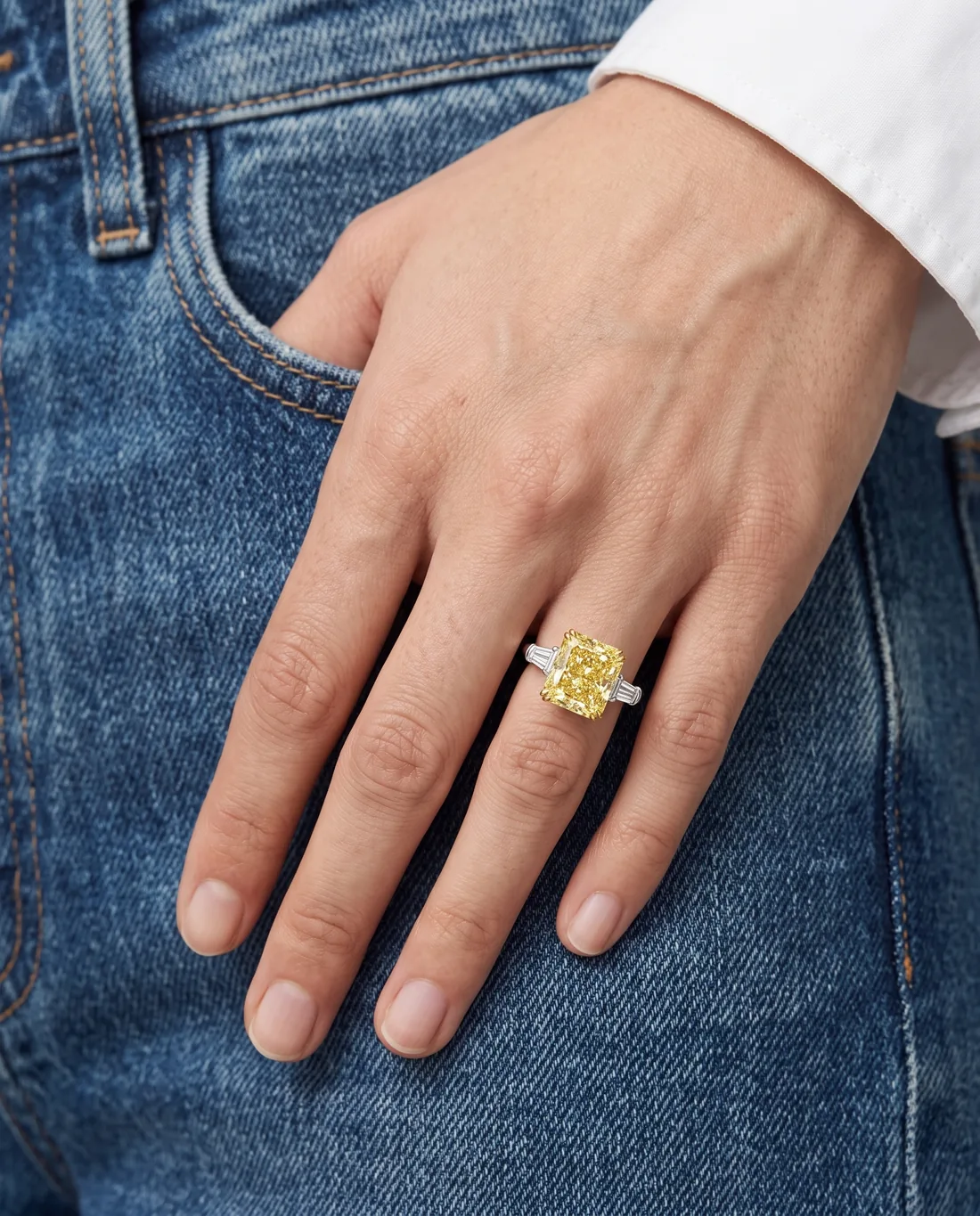 ORTIGAS Yellow Radiant ring, worn on the hand
